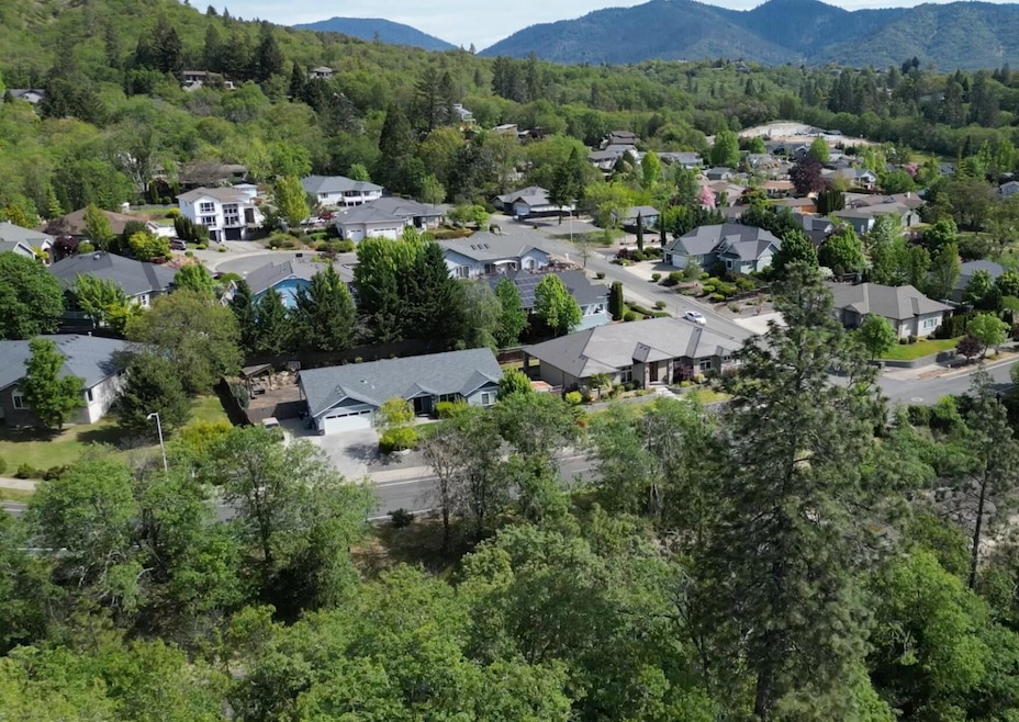 100 NW Fall Run Dr, Grants Pass, OR 97526 - photo 1