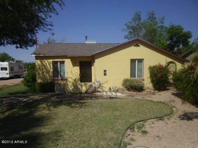 Front of home with new laminate roof