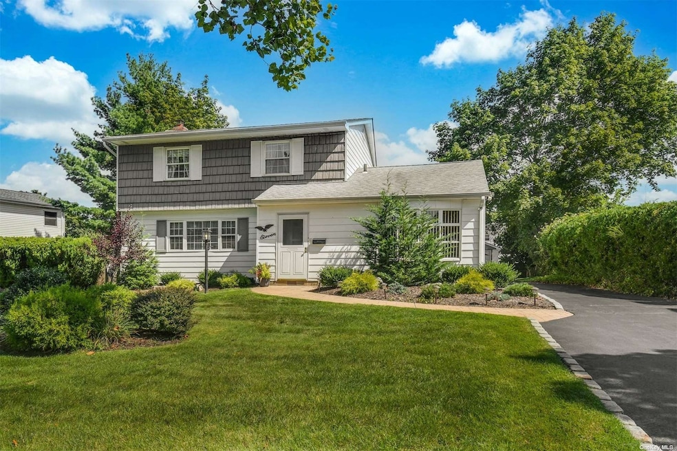 11 Comanche Ln, ComMacK, NY 11725 - photo 1