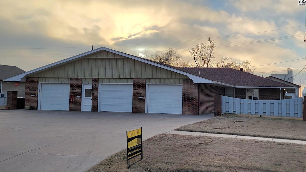 321 N Oak St, McPherson, KS 67460 - photo 1