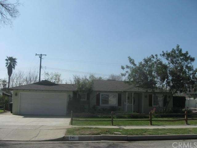 Lots curb appeal from the front yard
