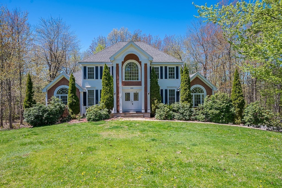 969 Franklin Rd, Fitchburg, MA 01420 - photo 1