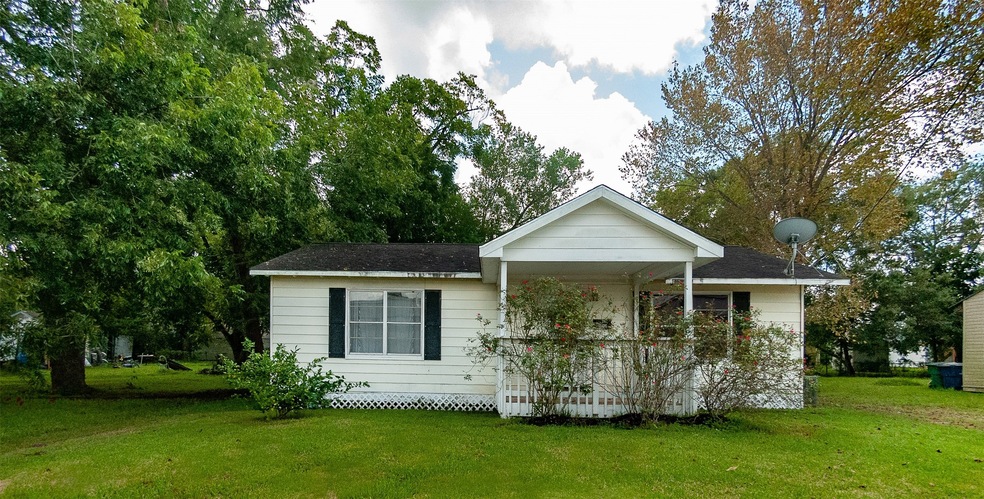 222 E Coombs St, Alvin, TX 77511 - photo 1