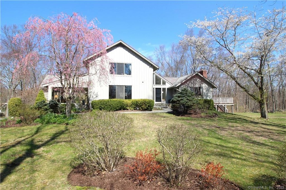 Welcome to 27 Spectacle Lane! This home is ideally