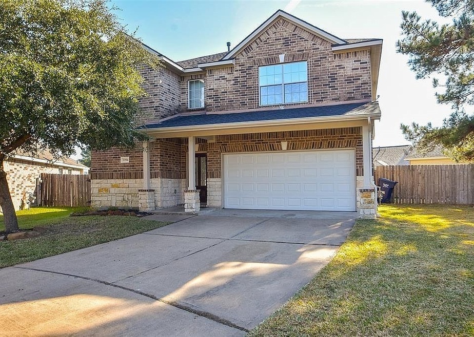 32506 Rosella Ln, Pinehurst, TX 77362 - photo 1