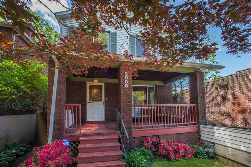 Three-bedroom, two-bath Colonial in a great neighb