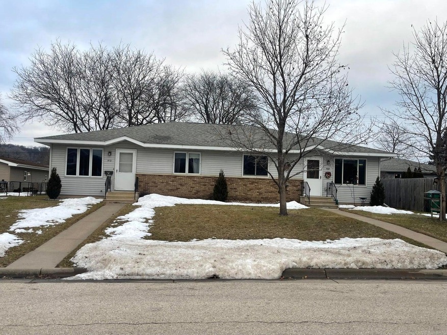 512 S 4th St, La Crescent, MN 55947 - photo 1