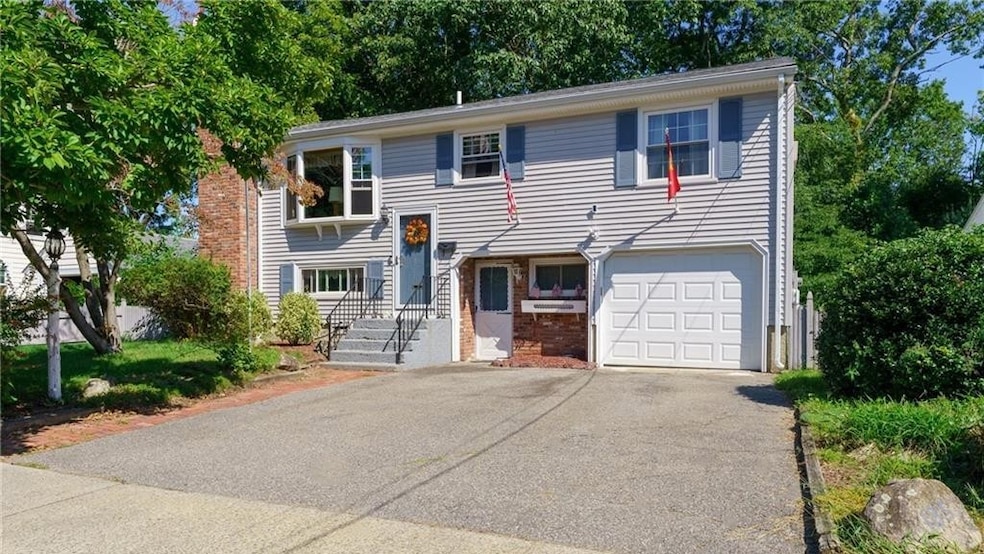 185 Parkside Ave, Pawtucket, RI 02861 - photo 1