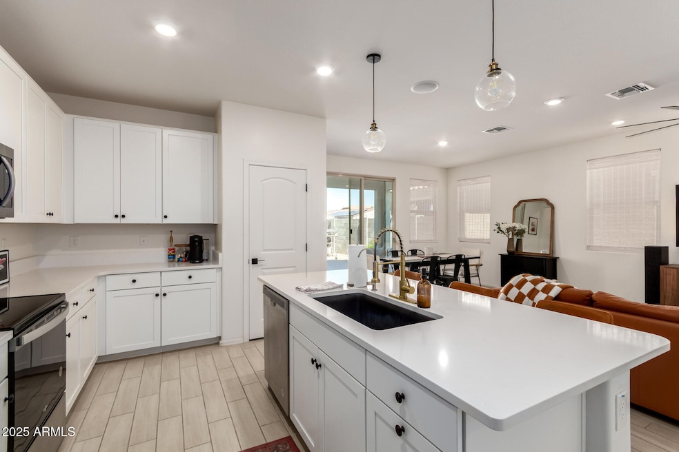 622 E Elm Ln, Avondale, AZ 85323 - photo 1