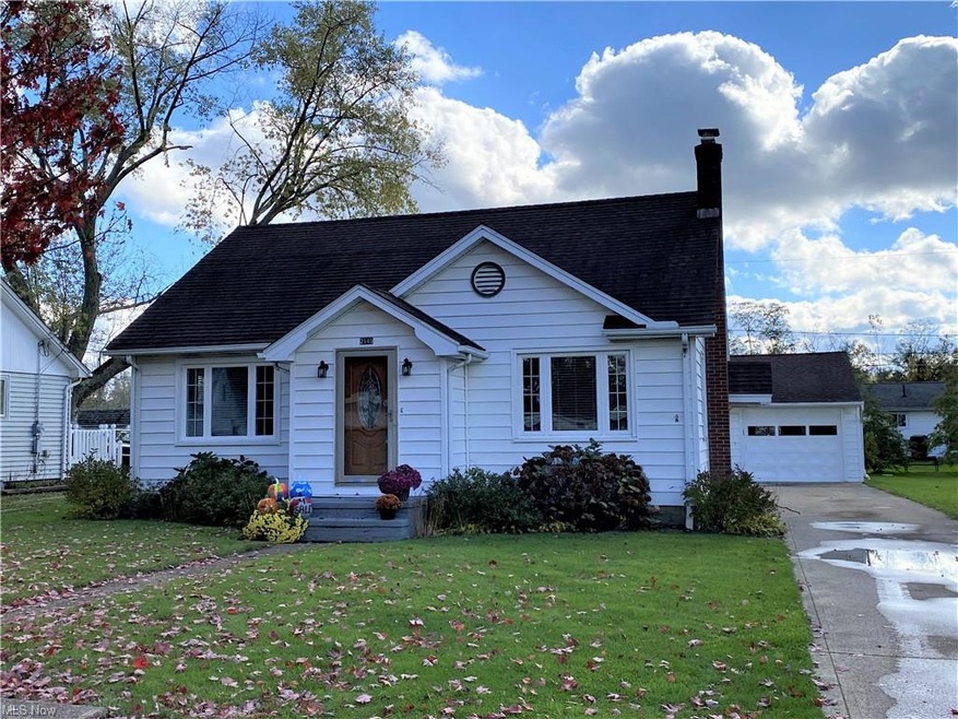 Great 3-bedroom, 2.5-bath Bungalow with vinyl sidi