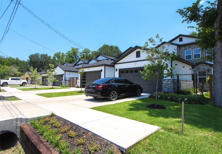7416 Cora St, Houston, TX 77088 - photo 1