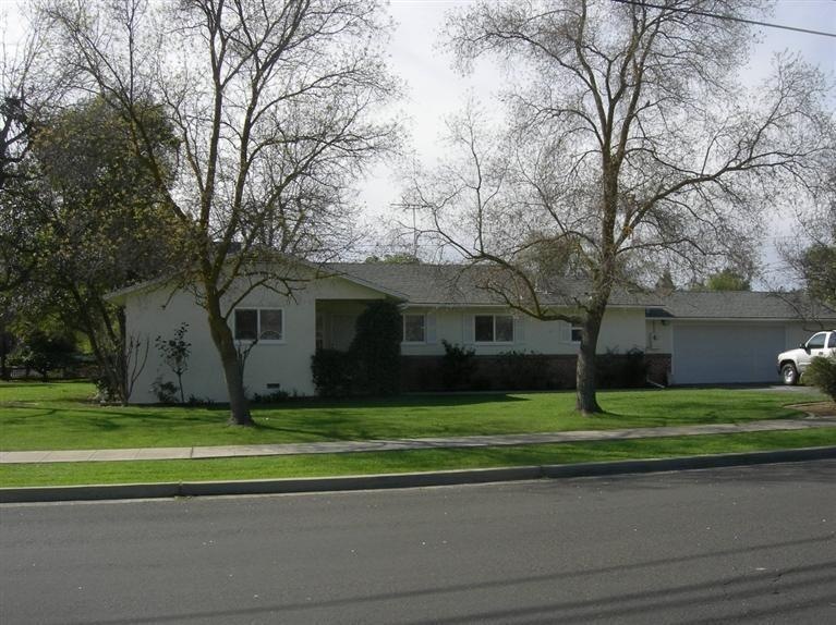 Large Northwest Fresno lot with lots of room to ro