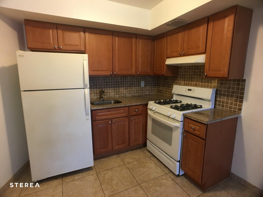 4609 Astoria Blvd N unit 1F, Astoria, NY 11105 - photo 1