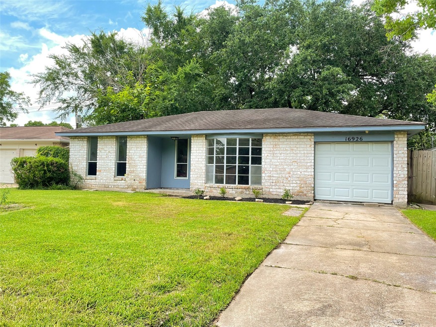 16926 David Glen Dr, Friendswood, TX 77546 - photo 1