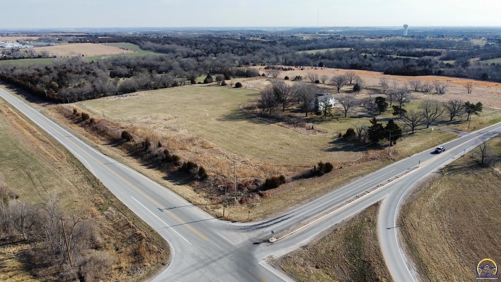 8334 SW 21st St, Topeka, KS 66615 - photo 1