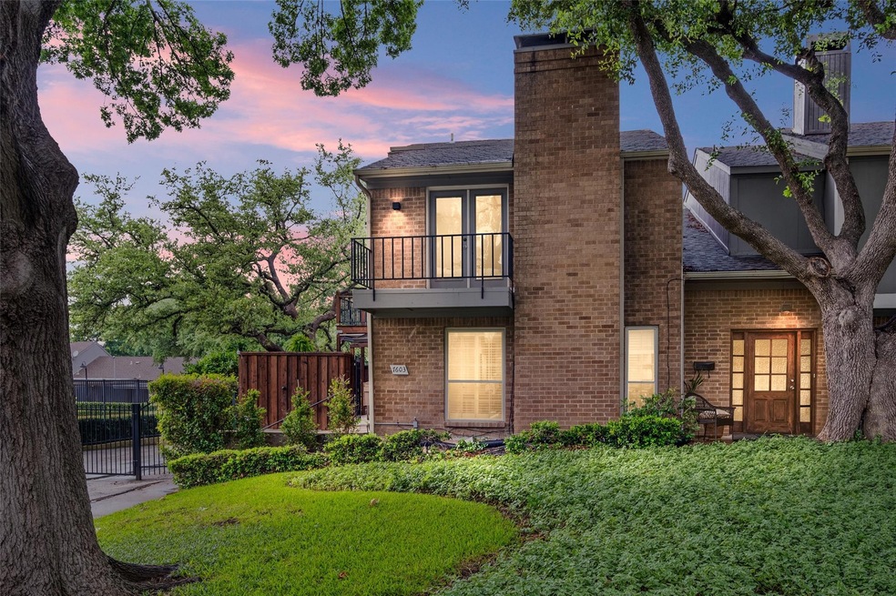 Beautiful end unit with tons of windows, 2 balconi