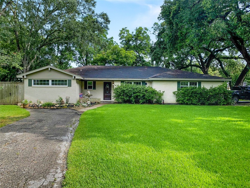 1621 W Blum St, Alvin, TX 77511 - photo 1