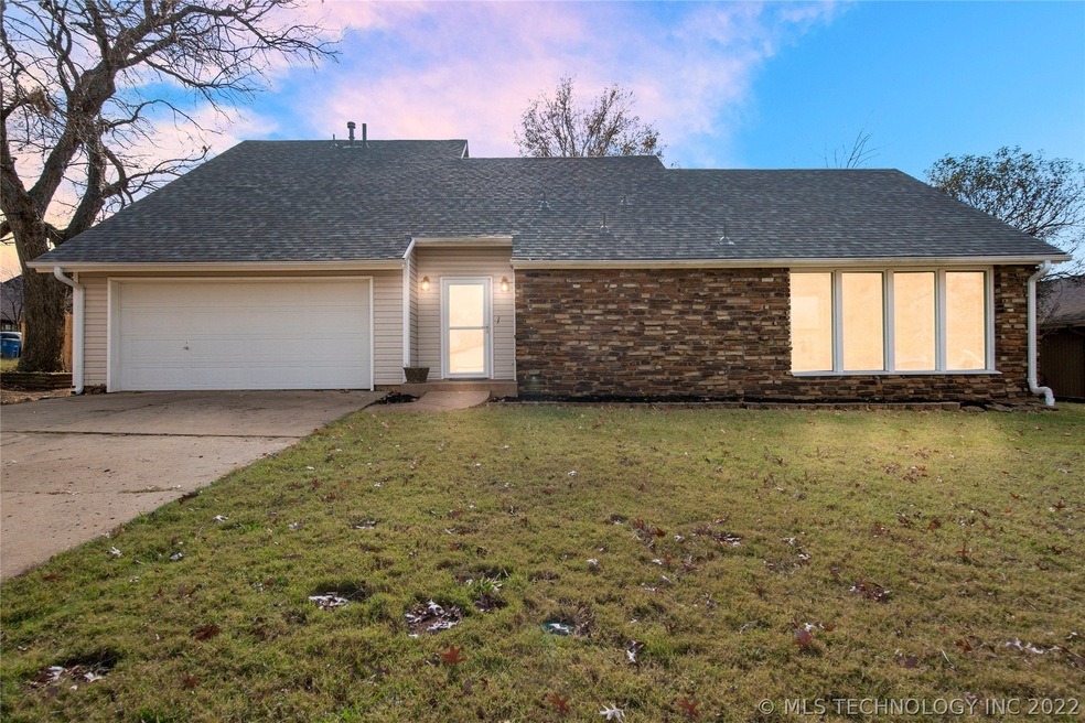 Contemporary 3 bed/2 bath 1.5 story home with upda