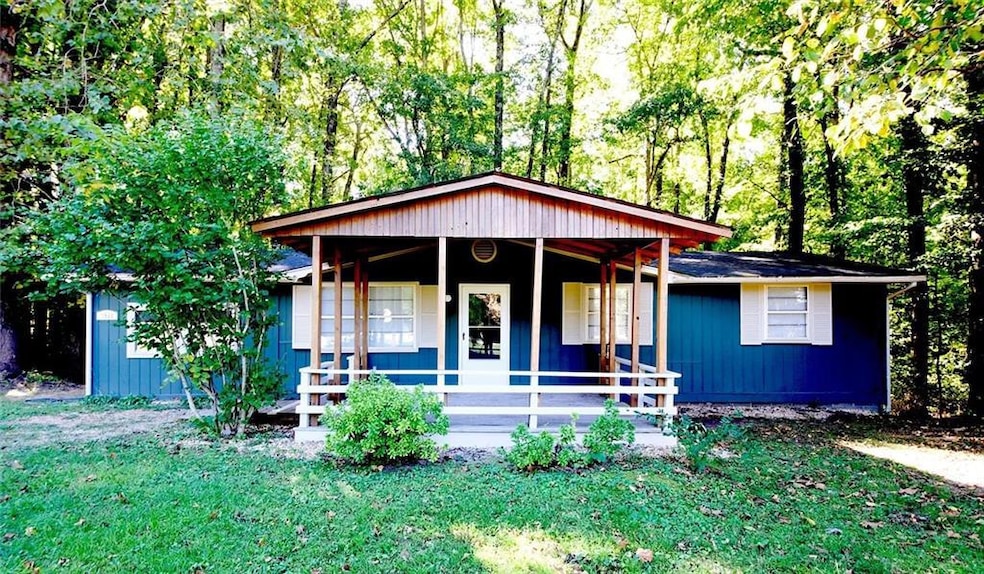 View of front facade featuring a front yard and co