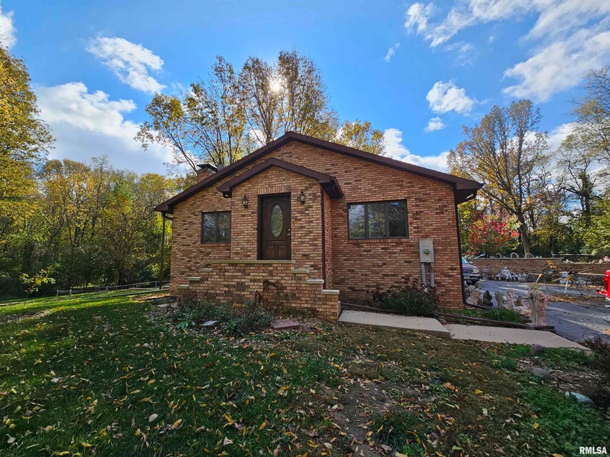 2117 W Woodland Ln, Jacksonville, IL 62650 - photo 1