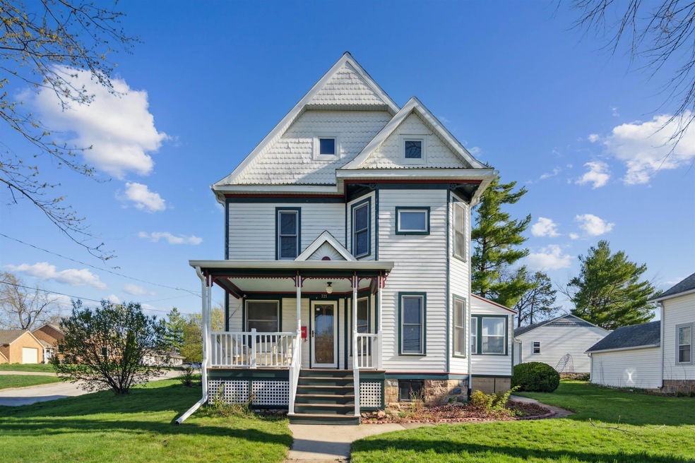 721 W 12th St, Cedar Falls, IA 50613 - photo 1