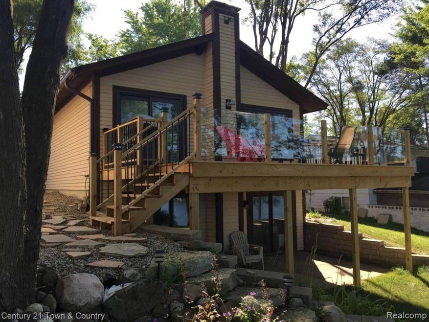 Newer deck w/ glass rails