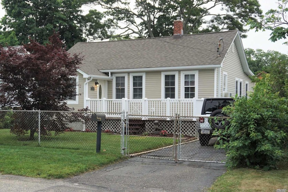 209 Ferndale Blvd, Islip, NY 11751 - photo 1