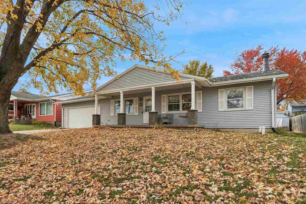 908 Van Dr, Williamsburg, IA 52361 - photo 1