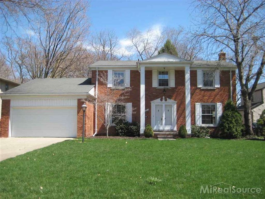 512 Lakepointe St, Grosse Pointe Park, MI 48230 - photo 1