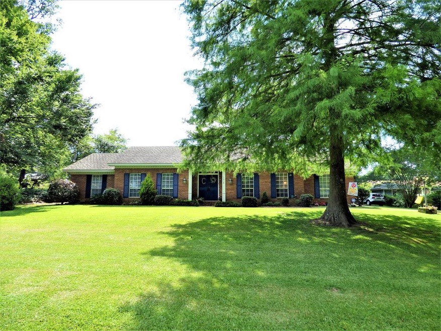 1018 Pope Cir, McComb, MS 39648 - photo 1
