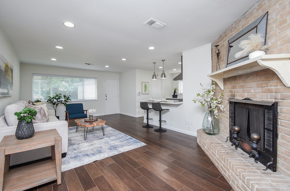 915 Carlingford Ln, Houston, TX 77079 - photo 1