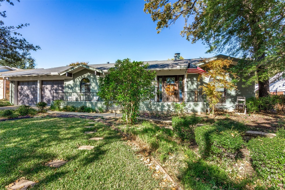 724 W Pleasantview Dr, Hurst, TX 76054 - photo 1