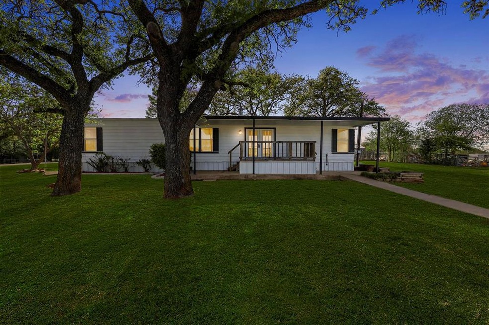 5716 Thousand Oaks Dr, Joshua, TX 76058 - photo 1