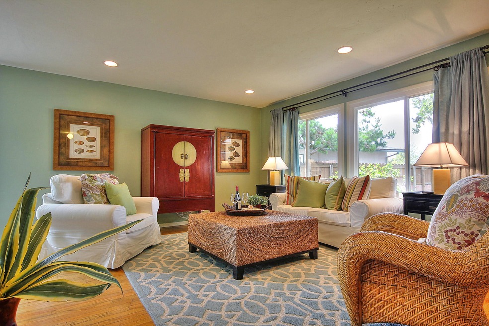 Living room w Mountain views