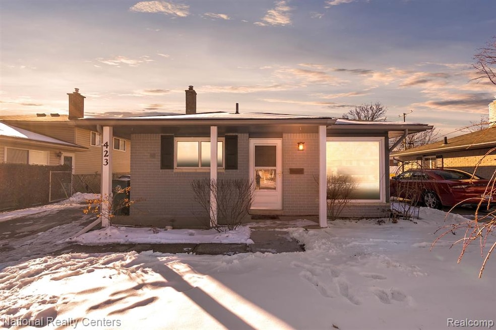01-431 Kinross Ave-WindowStill-Real-Estate-Photogr