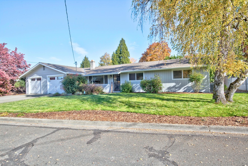 1109 SW Juniper Dr, Grants Pass, OR 97526 - photo 1