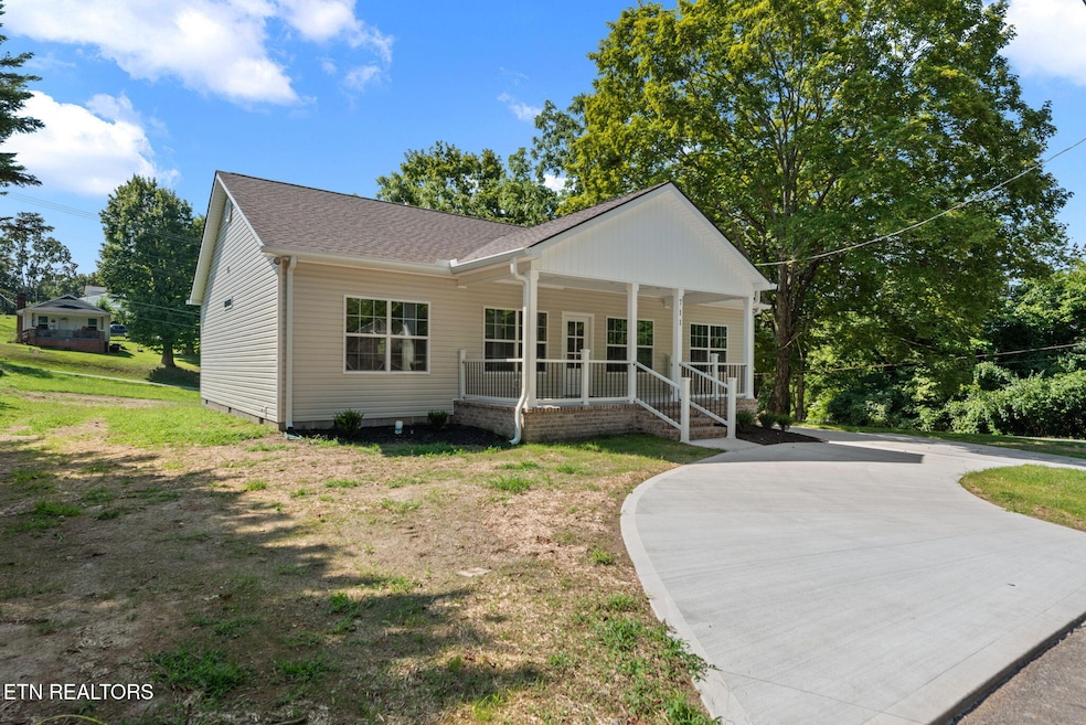 711 Byrd St, Clinton, TN 37716 - photo 1