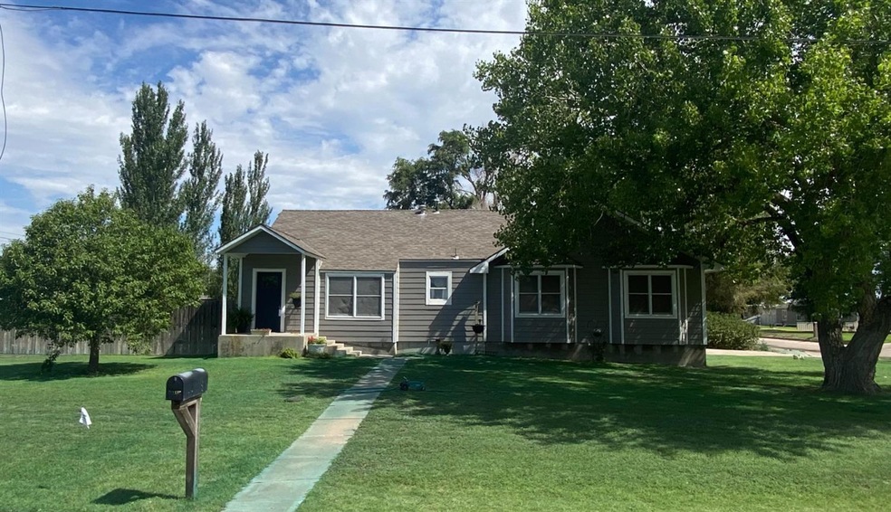 414 E 5th St, Hugoton, KS 67951 - photo 1