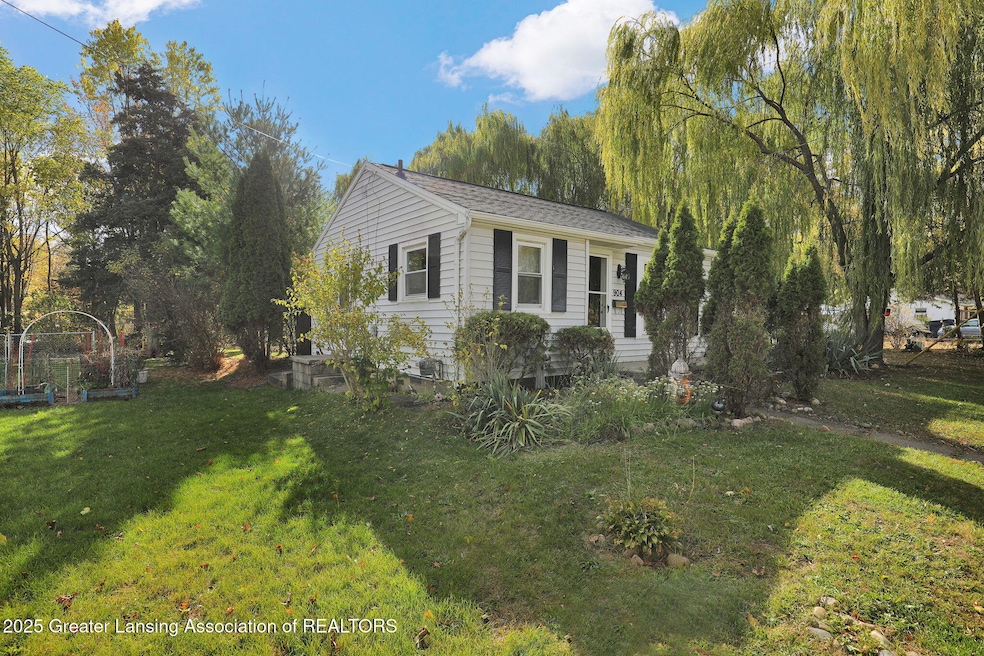 904 Pacific Ave, Lansing, MI 48910 - photo 1