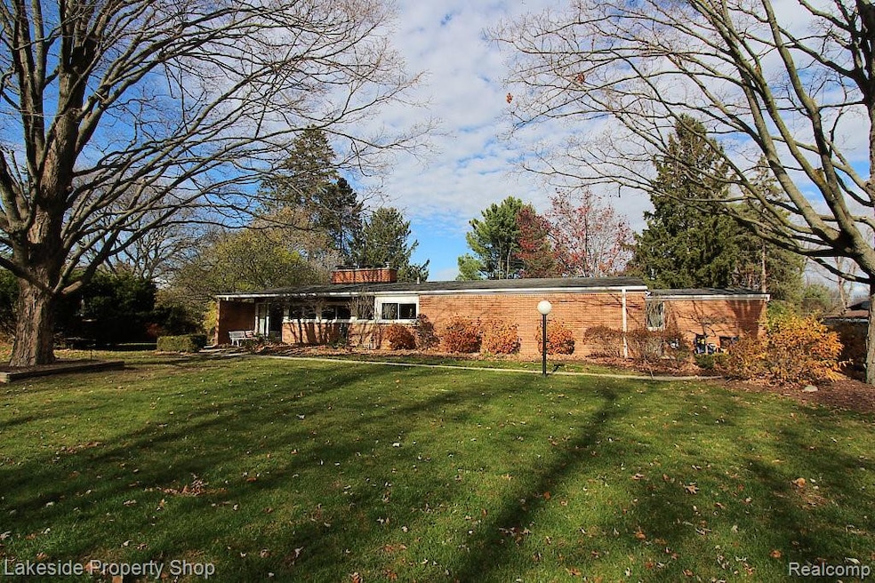 1020 Joanne Ct, Bloomfield Hills, MI 48302 - photo 1