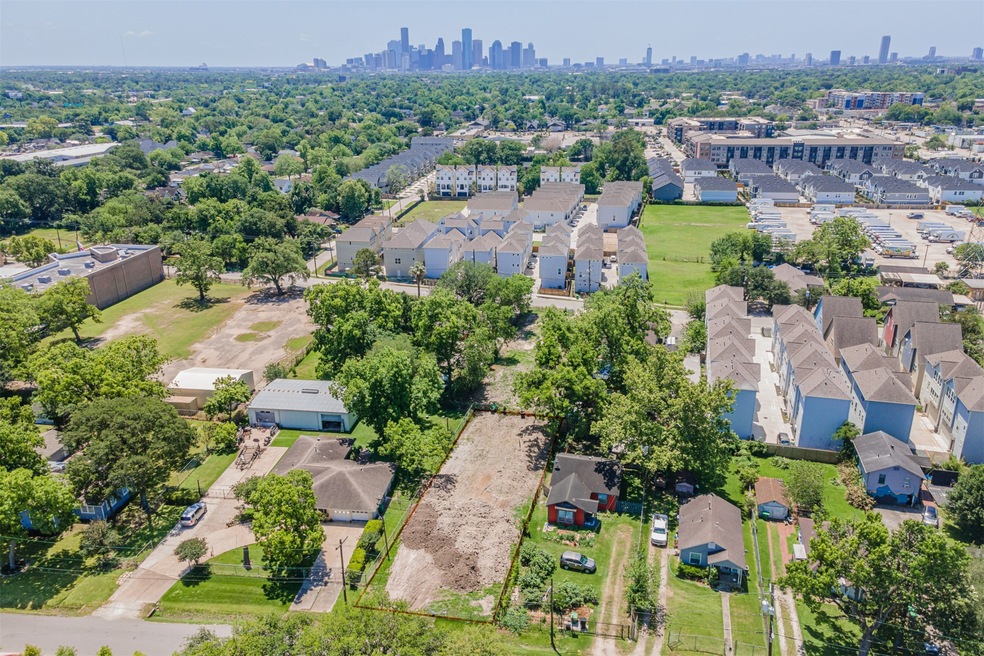 717 Service St, Houston, TX 77009 - photo 1