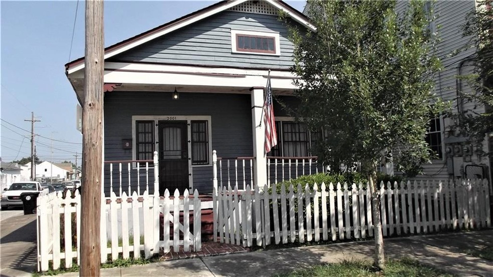 Corner cottage with picket fence AND a sitting porch!