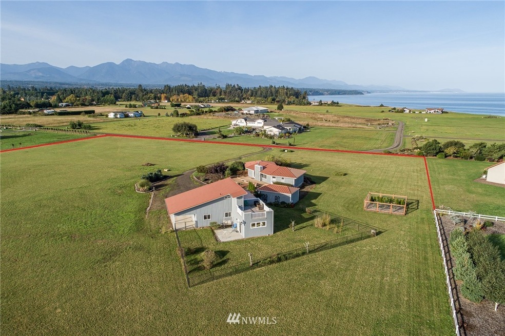 5 VIEW Acres - Main Cottage, Garage Studio oriented for gorgeous sunsets!!