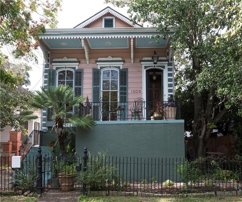 Front View of a raised basement home