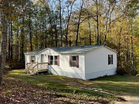Manufactured / mobile home with a front lawn