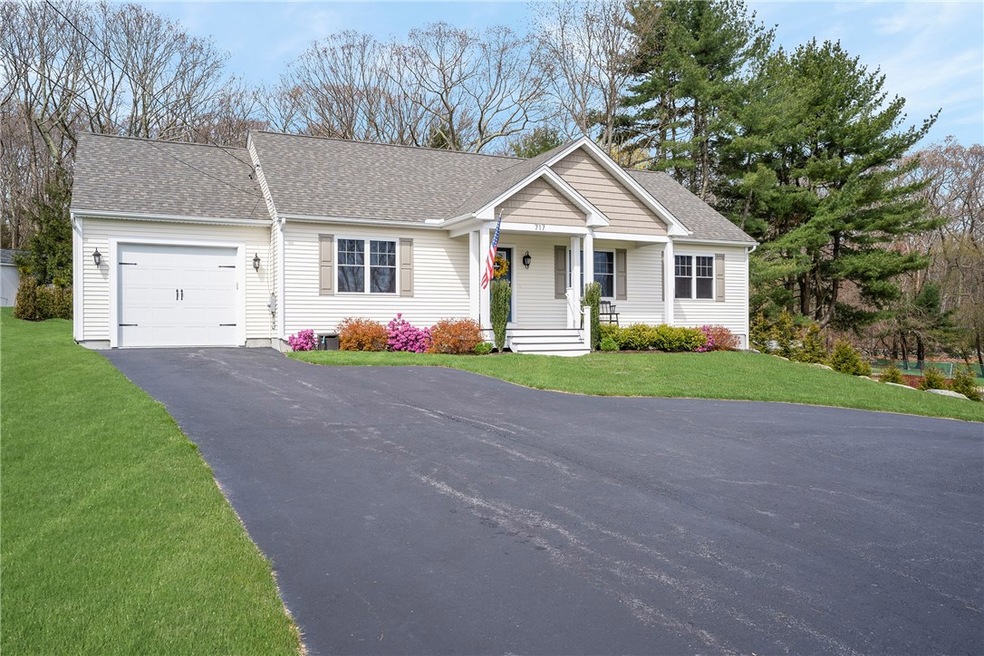 717 Commonwealth Ave, Warwick, RI 02886 - photo 1