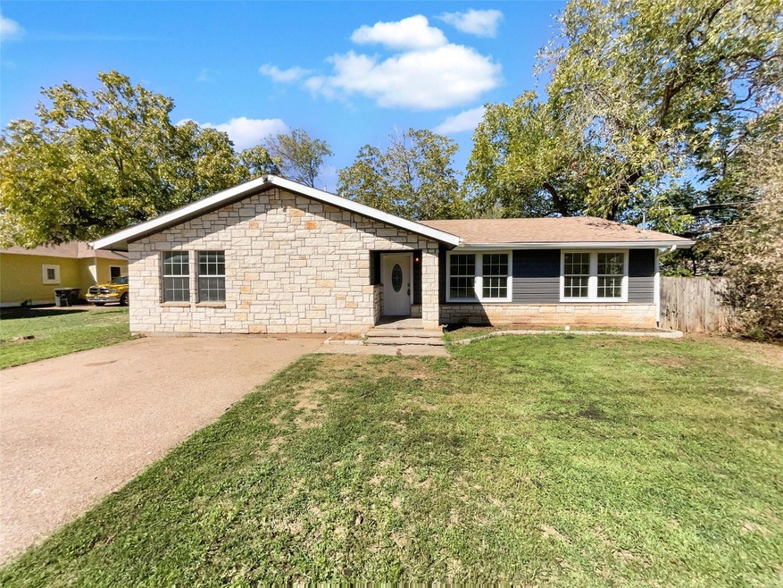 1004 Williams Ave, Cleburne, TX 76033 - photo 1