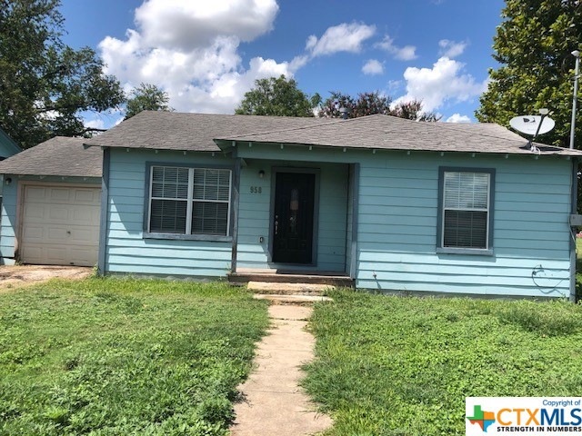 958 E Pine St, Seguin, TX 78155 - photo 1