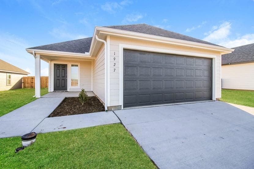 1927 Malus Way, El Reno, OK 73036 - photo 1