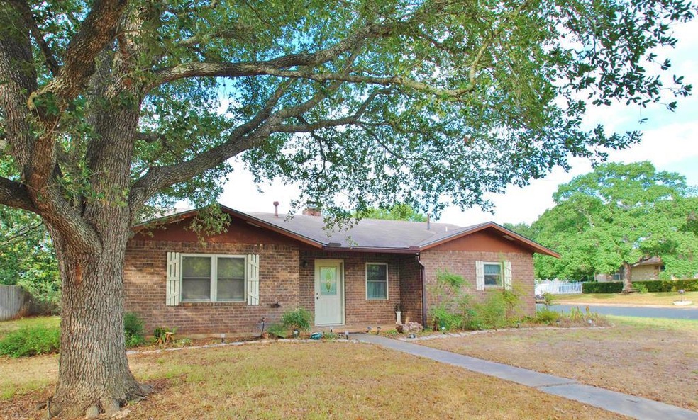 111 Seamoor Dr, Fredericksburg, TX 78624 - photo 1